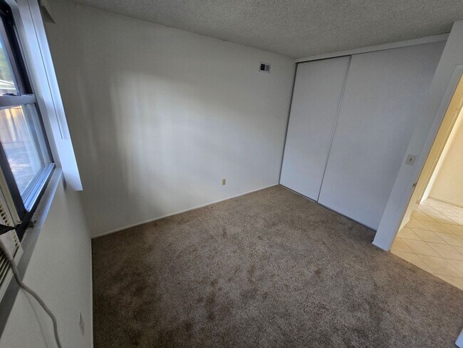 Foto del edificio - Spacious 4 Bedroom Home with 2-Car Garage & Large Living Areas
