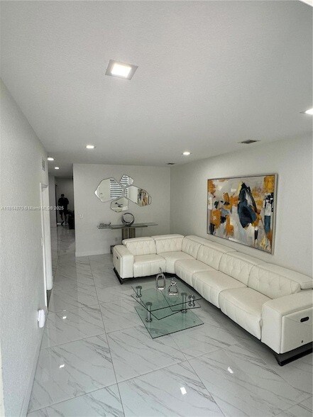 Foto del edificio - 758 NE 34th Ave