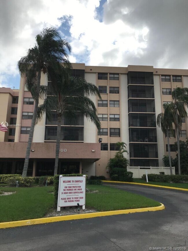 Foto del edificio - 900 NE 195th St