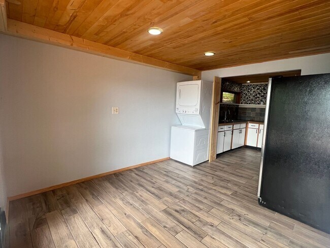 Building Photo - 1051 Northshore