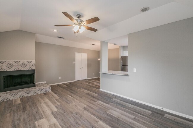 Foto del edificio - COMING SOON! FULLY REMODELED 2 bedroom, 2 ...