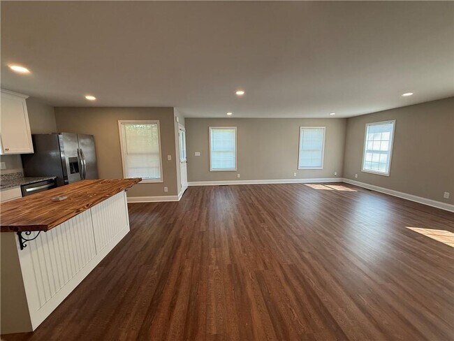 Building Photo - 5915 Maiden Ln