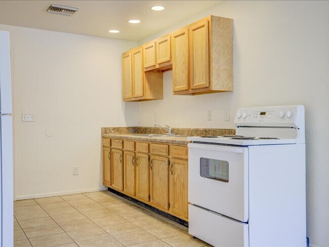 Foto del edificio - 2702 N Dodge Blvd