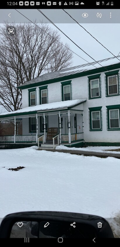 Beautiful Antique Farmhouse Upstairs Apartment - 215 St Albans Rd