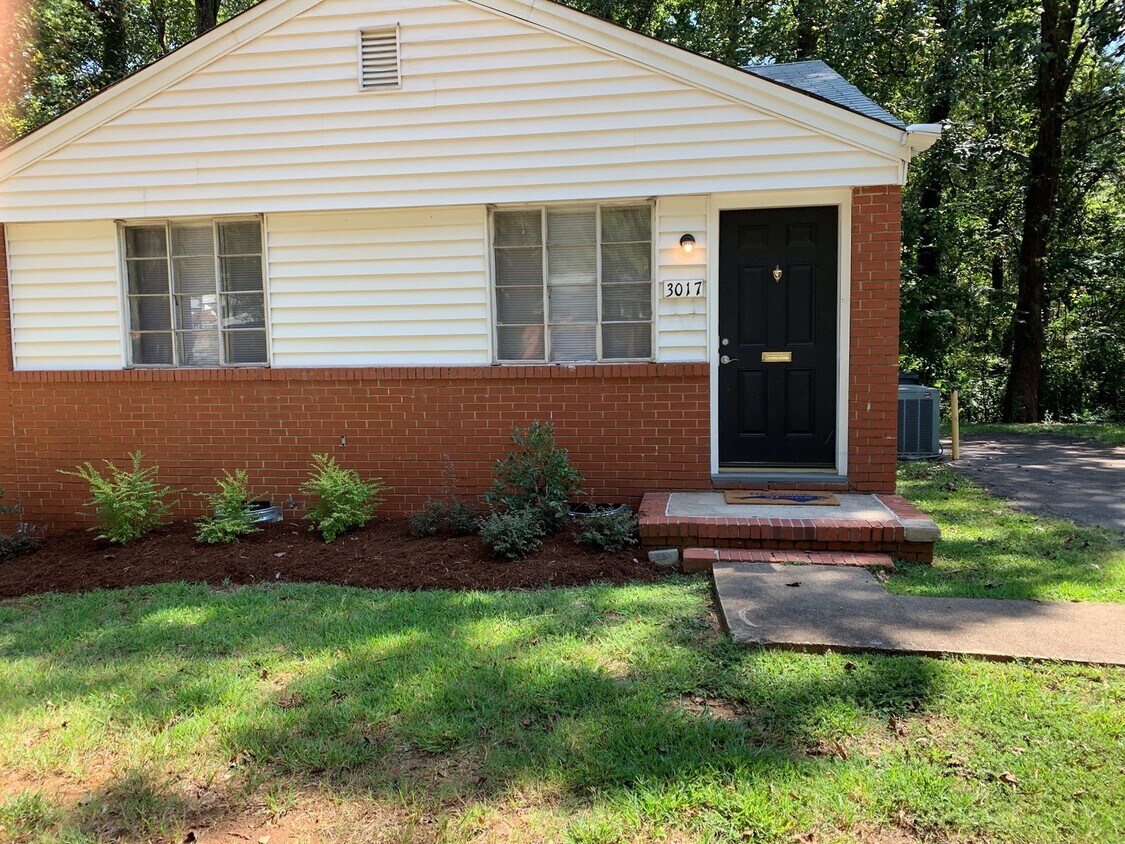 Foto del edificio - 7 minutes away from Bank of America Stadium!! Move in Ready