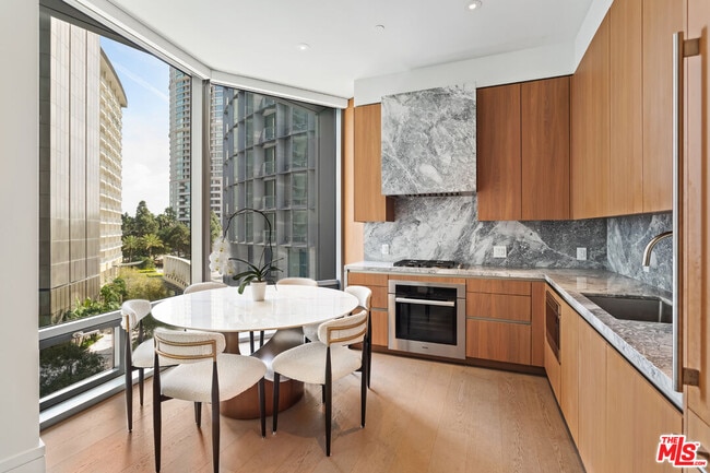 Foto del edificio - 211 Elm Ct