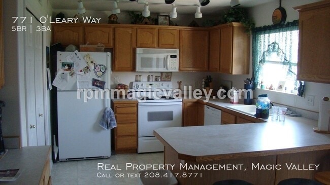 Building Photo - Beautiful large 5 Bedroom, 3 full Bathroom