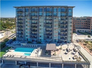 Building Photo - 1001 Belleview St