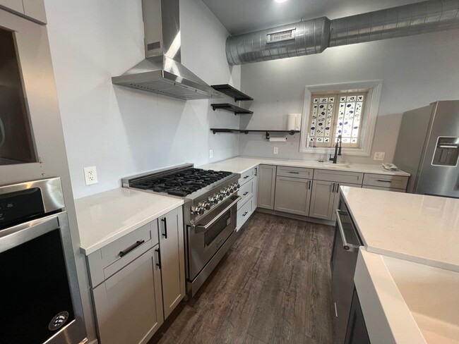 Building Photo - Historic Loft apartment