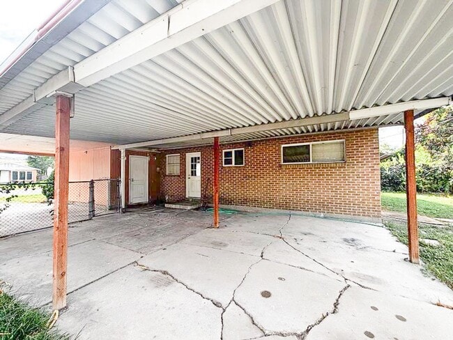 Foto del edificio - 1st Month Rent FREE!!! 3BR 1BA Home w/ Fresh Flooring • Private Backyard in Salt Lake City