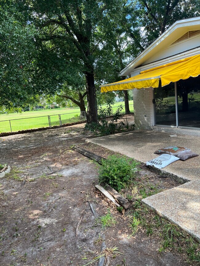 Building Photo - 8 Country Club Rd
