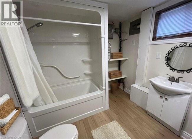 Building Photo - 346 E 15th St