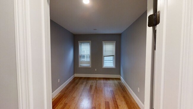 Building Photo - 724 Saratoga St