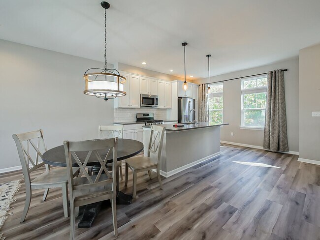 Building Photo - Move-In Ready 3-Bedroom Home in Prime Down...