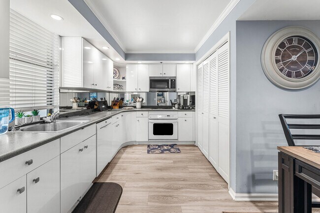 Foto del edificio - 100 S Beach Rd