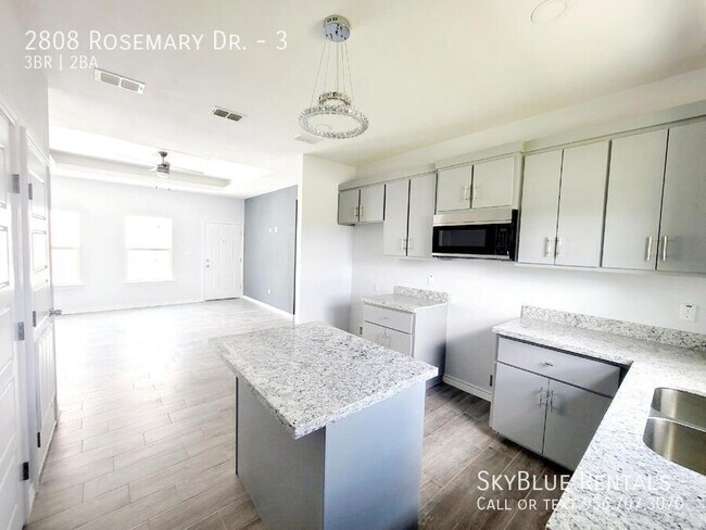 Foto del edificio - 2808 Rosemary Dr