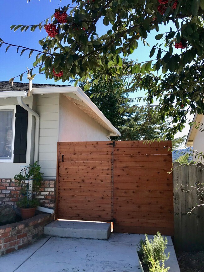 Building Photo - 3058 Stephen Dr