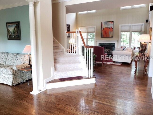 Building Photo - Stunning 6 Bedroom Home w/ Private Backyar...
