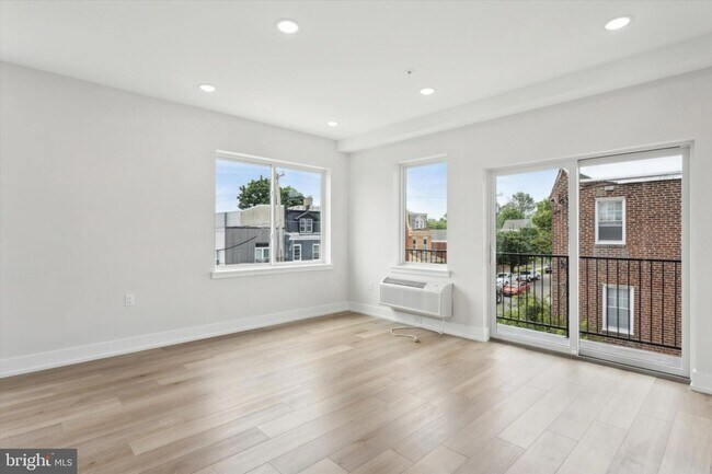 Foto del edificio - 401 E Walnut Lane Unit 211