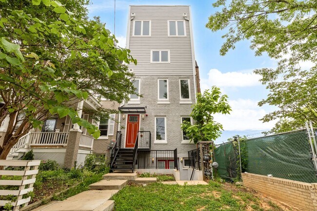 Foto del edificio - Beautiful 2 Bed/2 Bath in Petworth