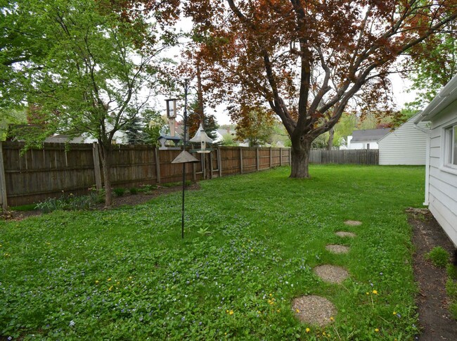 Foto del edificio - Move-In Ready 2 Bed 1 Bath With Large Yard...
