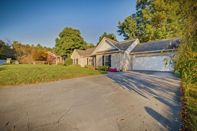 Foto del edificio - Knoxville 37938 - 3 bedroom, 2 bath home -...
