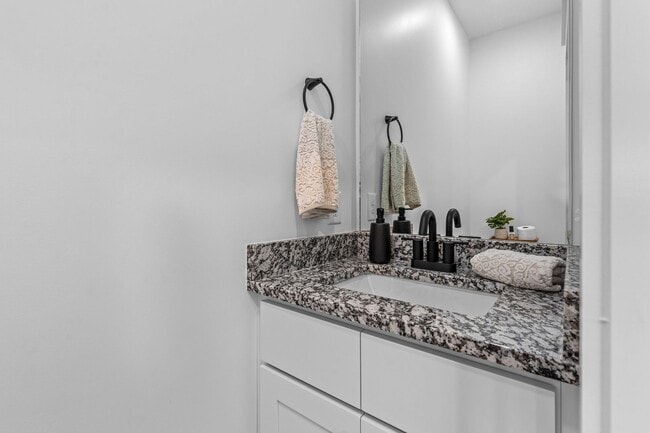 Foto del edificio - NEW Construction Townhome in Shelbyville...AVAILABLE NOW!