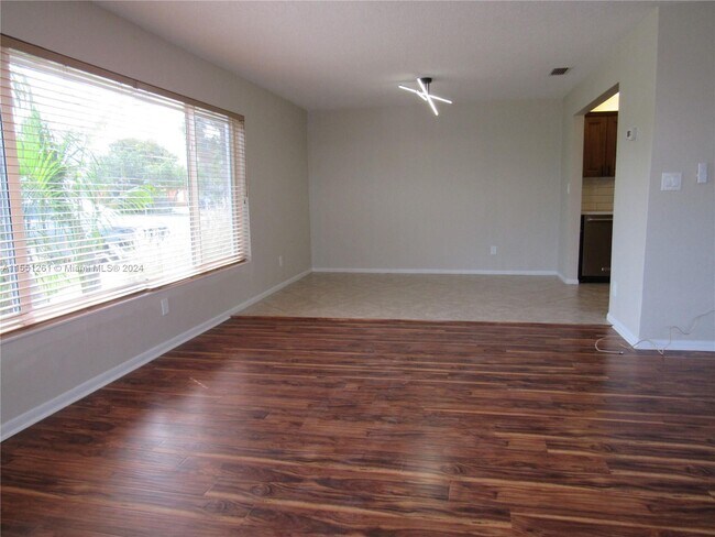 Foto del edificio - 381 NE 28th Terrace