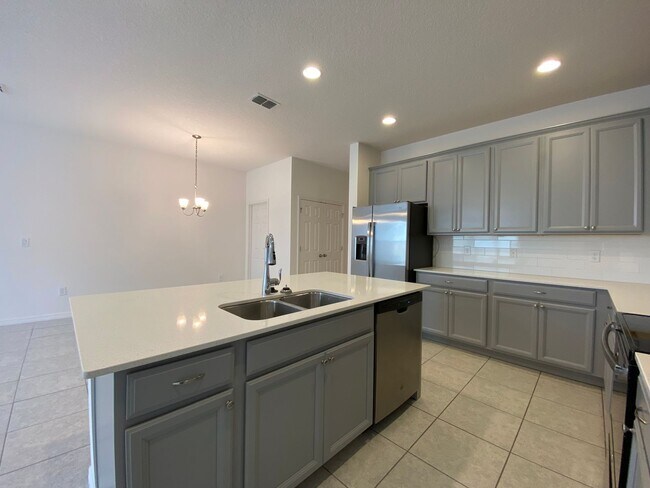 Building Photo - MOVE IN SPECIAL! Beautiful 3BD/3BA Townhom...