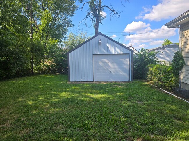 Building Photo - 4537 Laurel Dr