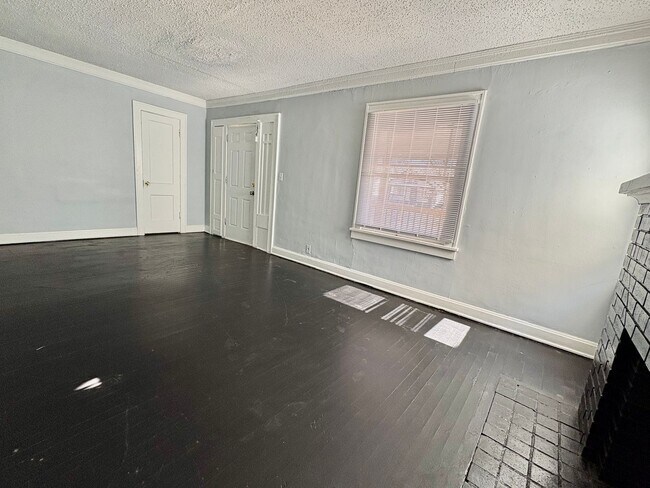 Foto del edificio - Spacious 2-Bedroom + Den Home with Ample Parking & Backyard!