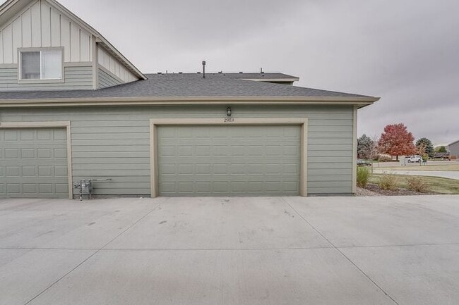 Building Photo - 2 bed, 2 bath End Unit Townhome in Milliken