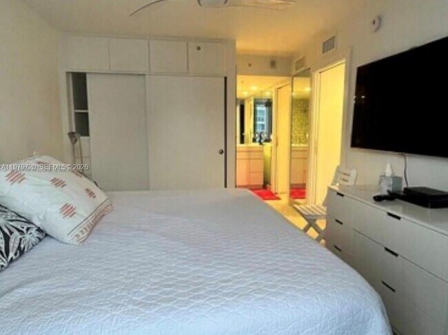 Foto del edificio - 2457 Collins Ave