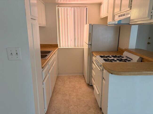 Foto del edificio - 6827 Whitsett Ave