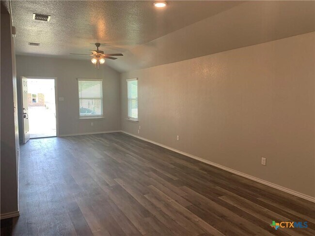 Building Photo - 716 Kimble Dr