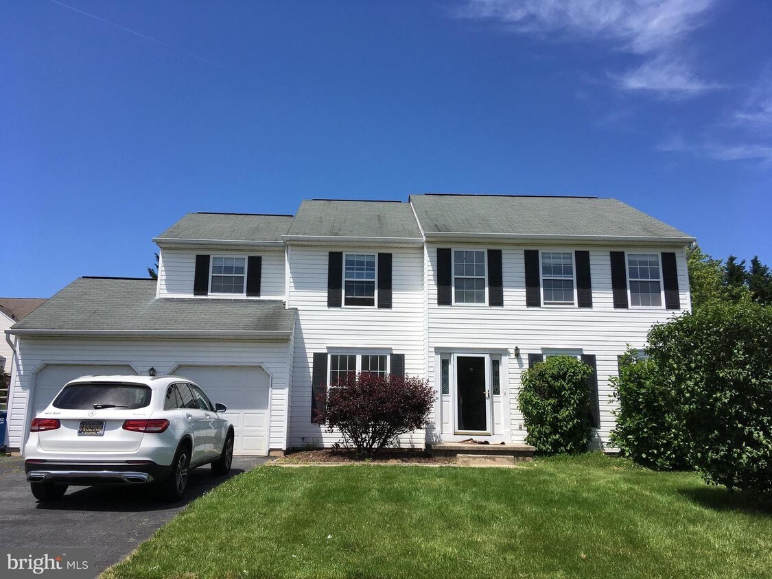Primary Photo - 104 W Flagstone Dr