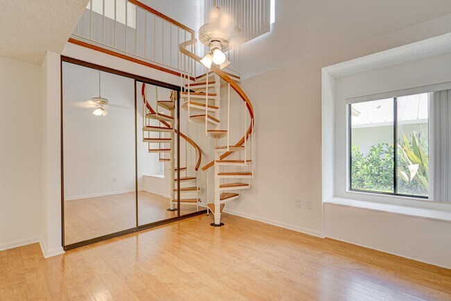 Foto del edificio - Luxurious 3 Bedroom Oasis with Pool and Beach Access AVAILABLE NOW!