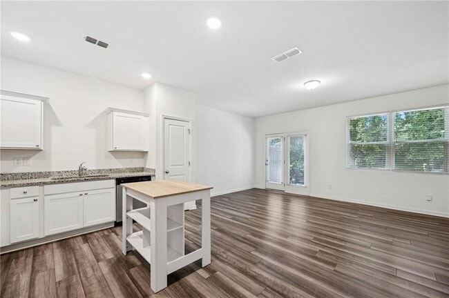 Building Photo - 1653 Vernon Blvd