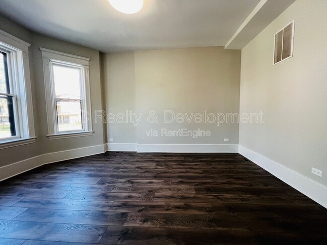 Foto del edificio - 6401 S Eberhart Ave