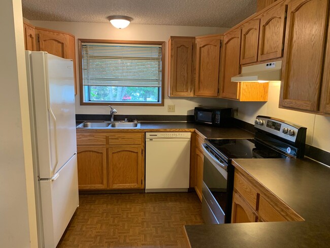 Building Photo - Wonderful Pet Friendly 3 Bedroom Home with...