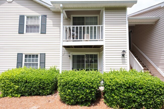 Foto del edificio - 2 Bed, 1 Bath Condo off Wendover Ave Green...