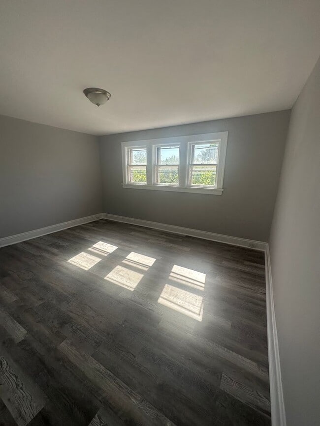 Building Photo - 5bd Single Section 8