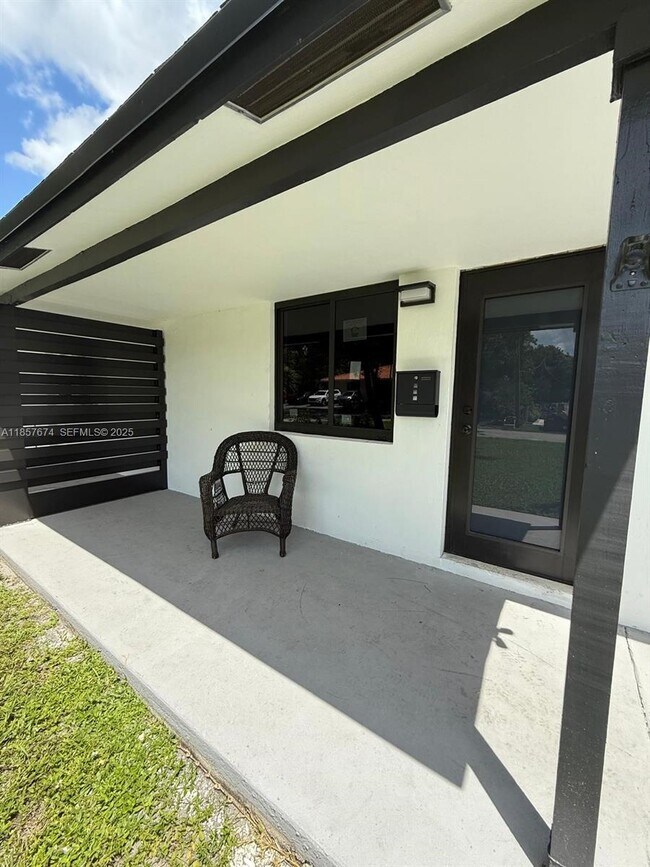 Foto del edificio - 2927 SW 19th St