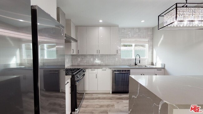 Building Photo - 2123 S Orange Dr