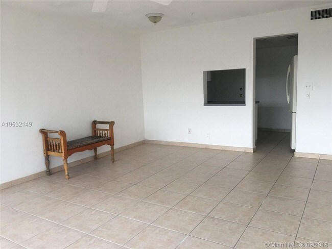 Foto del edificio - 1400 NE 169th St