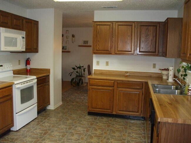 Foto del edificio - Beautiful home with 3 bedroom, 2.5 bath, g...