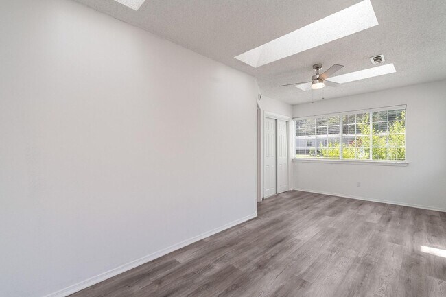 Foto del edificio - Spacious duplex in Fayetteville!
