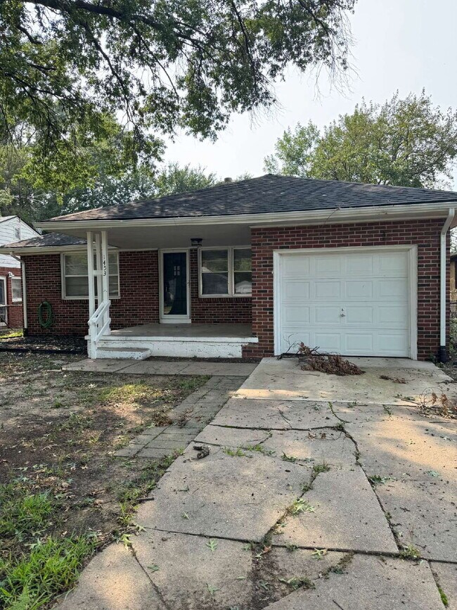 Foto del edificio - 1453 N Old Manor Rd