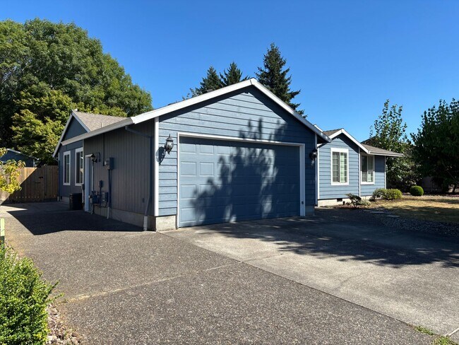 Foto del edificio - Freshly Updated Troutdale Gem with Enterta...