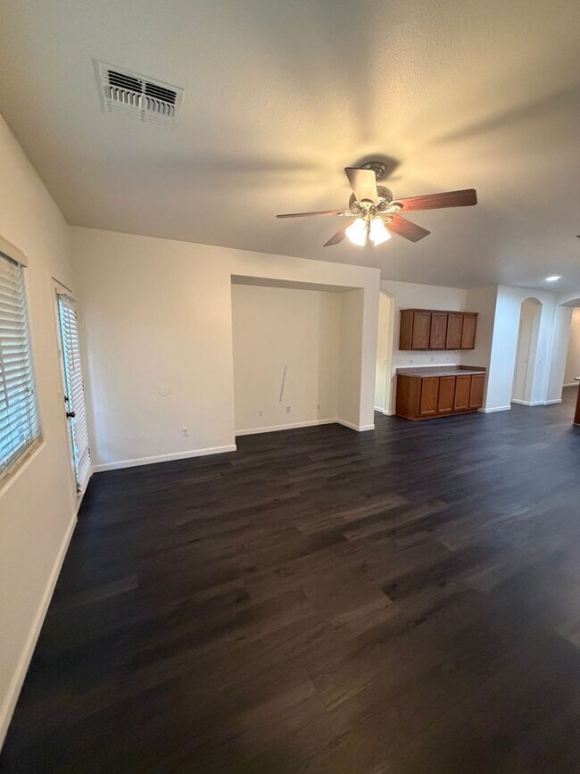 Foto del edificio - Welcome home to this meticulously maintained property in desirable Sun Groves Subdivision!